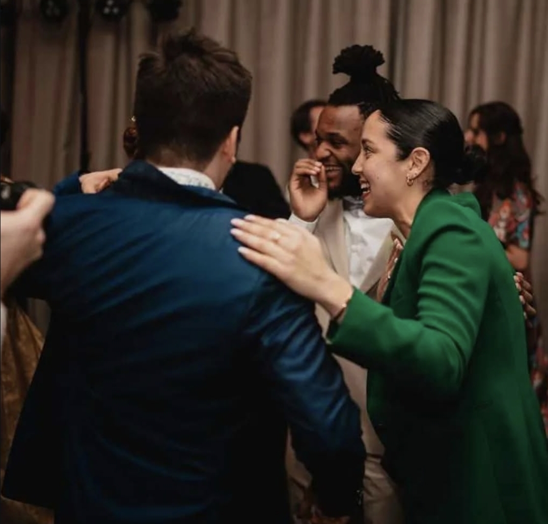 Couple s'amusant en dansant